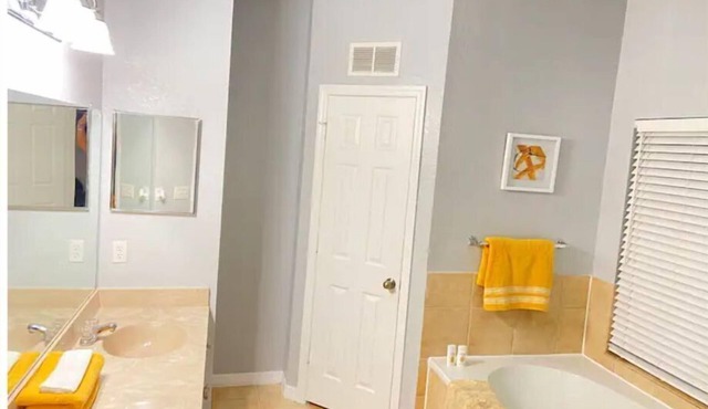 Cheerful-Spacious Townhome