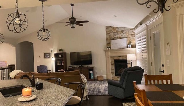 Cheerful, spacious, sunny & comfy 4-bdrm home