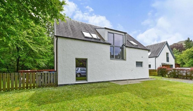 Cheerful Stays: 4 Bedroom Cottage in Arrochar