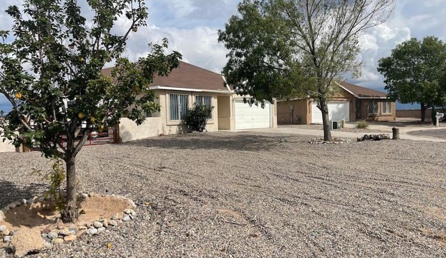 Cheerful Three Bedroom Home with Mountain Views
