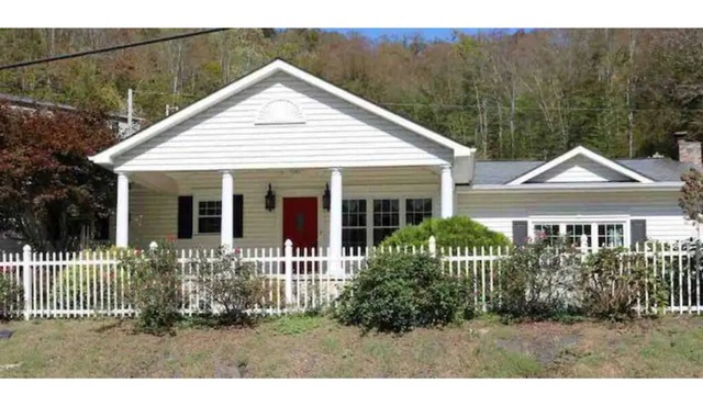 Cheerful Three Bedroom Residential Home