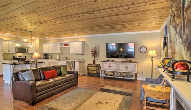 Cheerful Tiffin Digs in the Heart of Downtown