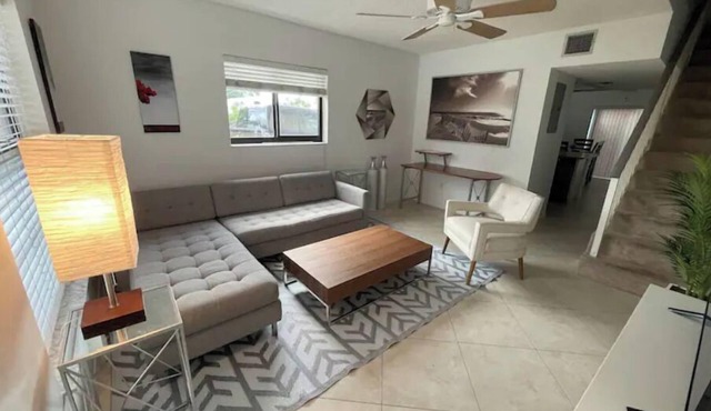 Cheerful townhouse with pool, near beach