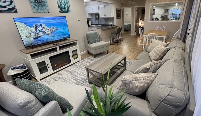 Cheerful Two Bedroom Bungalow Newly Remodeled! Arcade games, Air Hockey Table.
