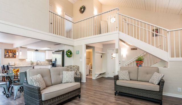 Cheerful two bedroom Home with indoor fireplace