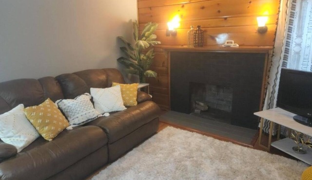 Cheerful two bedroom home with huge quiet backyard