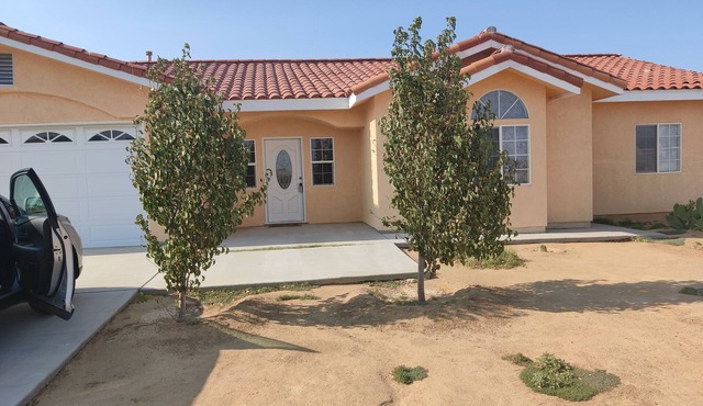 Cheerful Vacation 4 bedroom Family Home /Pool,Near Race Track, Golf ,Crews,Base.