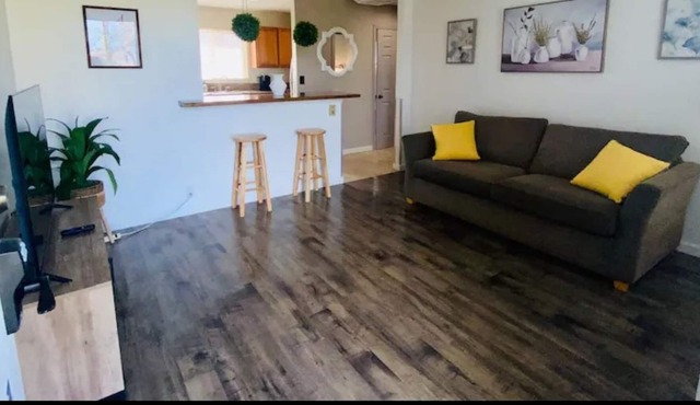Cheerful vacation 3-BR home convenient for I-5 travelers 20m from Mt Shasta city