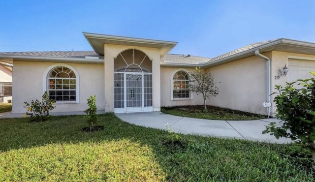 Cheerful & Vibrant Home Near Mineral Springs