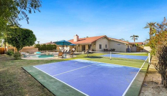 Cheerful villa with Pool, Spa, & Private Pickleball Court!