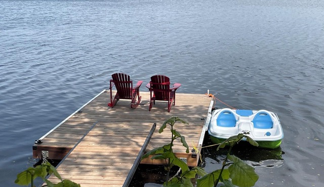 Cheerful Waterfront Cottage on Howe's Lake