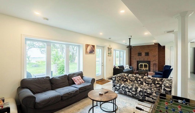 Cheerful Water Front 5-Bedroom with Fireplace