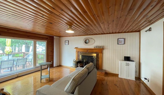 Cheerful Waterfront Cottage