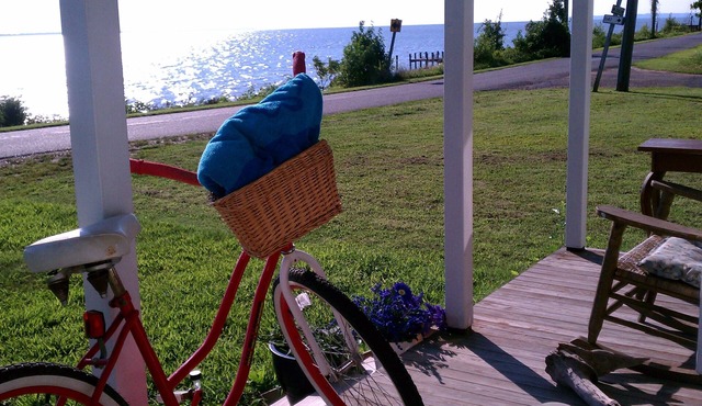 Cheerful Waterfront Cottage With Perfect Porch For Viewing