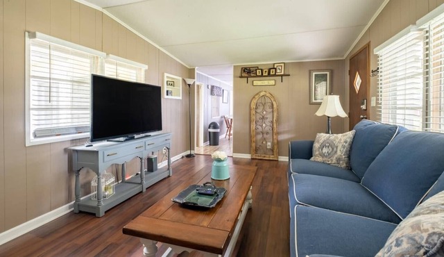 Cheerful Wooded Retreat: 2BD/1BA | Denton