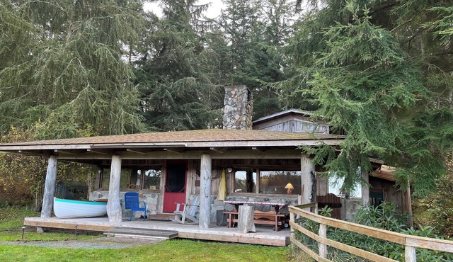 Cheerful woodsy cabin w gas fireplace, sleeps 6.