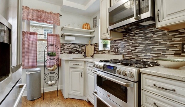 Cheery 2+bedroom home with free parking on premises