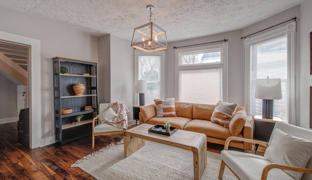 Cheery 3BR w 2 King Beds, Outdoor Dining, Fire Pit, Quiet, Fenced Yard, Central