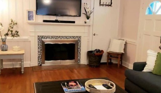 Cheery and bright! Pet friendly!