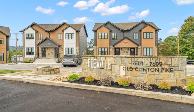 Cheery and Stylish Three Bedroom Townhouse in Convenient Area