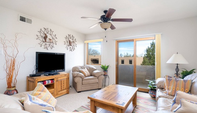 Cheery condo w. community pool, minutes to Santa Fe Plaza