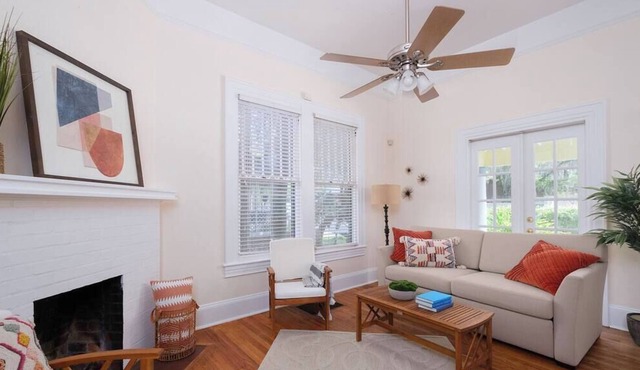 Cheery Downtown Duplex- 2 BR- Close to UF/ Shands