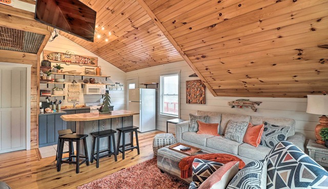 Cheery Pet-Friendly Studio w/Shared Fire Pit