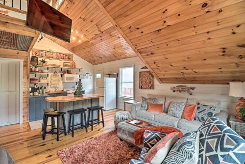 Cheery Pet-Friendly Studio w/Shared Fire Pit