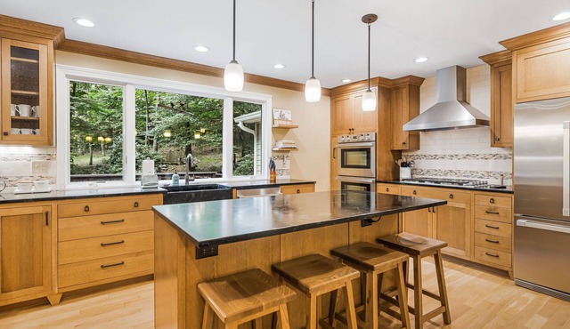 Chef’s Kitchen, Fire Pit & Hot Tub | Quiet Escape + Biltmore Pass