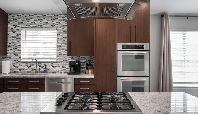 Chef's Kitchen, King Bed near GM Orion, Shops/Dining and Easy Access to Freeways