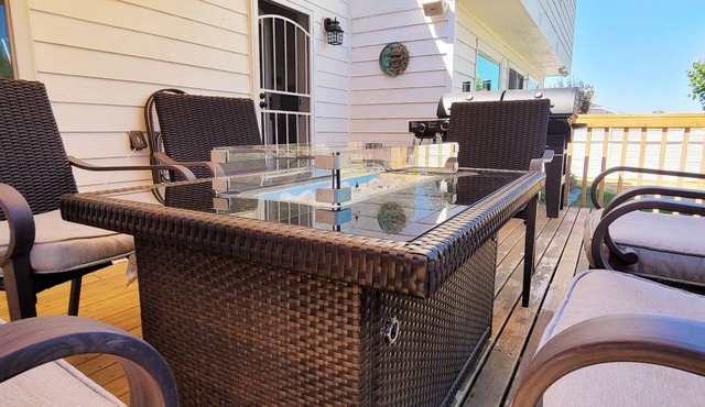 Chef's kitchen w/Breville appliances, 3 mins from lake & Hot tub. Relax and eat.