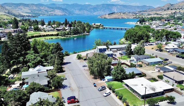 Chelan Charm: Spacious Downtown Home, Hot Tub, Parkside, Pet-Friendly