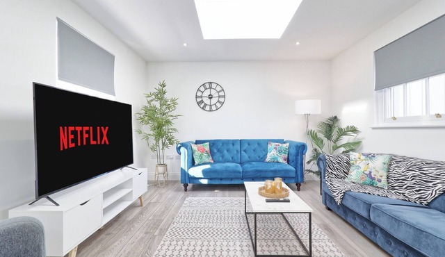 Chelmsford City Centre Stylish 2 Bedroom Duplex + Parking, Wi-fi + Sofa Bed