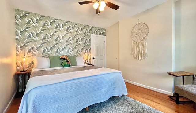 Chelsea Concrete Jungle House - Spacious 1 bedroom - Sleeps 5 Comfortably