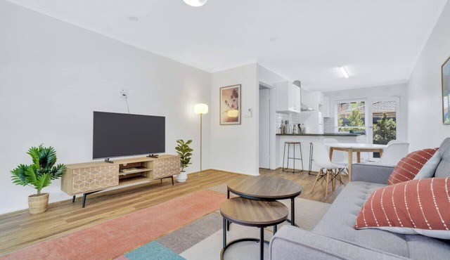 Cheltenham Delight - Renovated Two Bedroom Unit