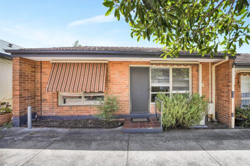 Cheltenham Delight - Renovated Two Bedroom Unit