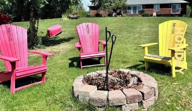 Chemong Lake Waterfront Sunset Cottage – Your Peaceful Place to Relax and Enjoy!