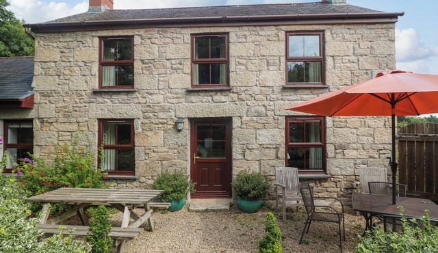 CHENALLS COTTAGE, family friendly, with open fire in Helston