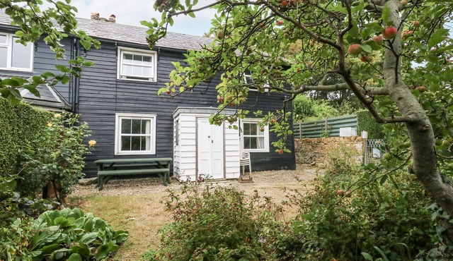 CHENIES, pet friendly, character holiday cottage in Preston