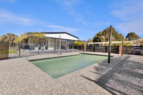 Chenu Lakeside Homestead