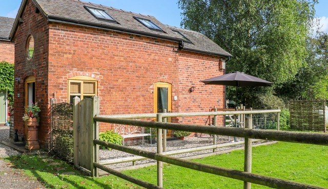 CHEQUER STABLE, romantic, character holiday cottage in Sandbach