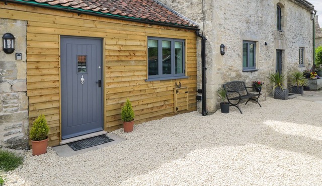 CHEQUERS BARN, family friendly, character holiday cottage in Corsham