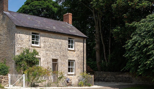 Chequers Cottage, Coberley near Cheltenham - sleeps 6 guests in 3 bedrooms
