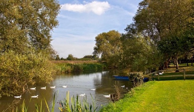 Cherbridge Lodges - Riverside lodges, short lets (business or holidays)