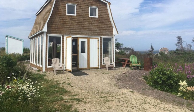 CHÈRE SHED CHALET, with superb views of the bay of Grande-Entrée