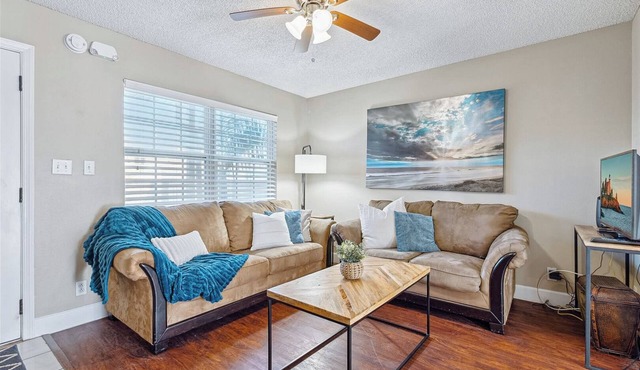 Cherie Down Townhome W/Patio, Balcony, BBQ Grills, Fire Pit & 5 Minute Walk to the Beach! 🏖️
