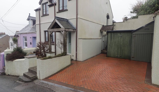 CHERITON, pet friendly, character holiday cottage in Pembroke Dock