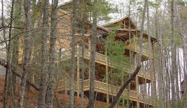 CHEROKEE DREAM - SECLUDED MTN VIEW, POOL TABLE, AIR HOCKEY, FIRE PIT, SCREENED PORCH