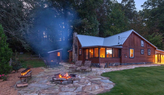 Cherokee Sunrise~Rustic Modern Farmhouse~Large Pond to Fish~Outdoor Living Area