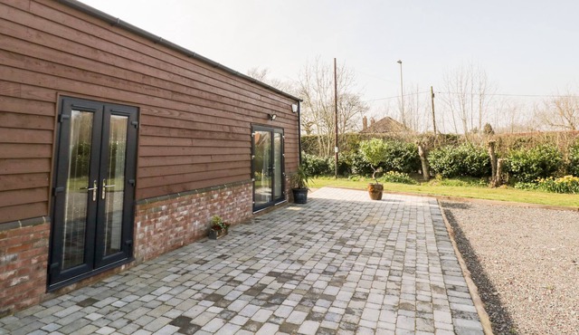 CHERRY BLOSSOM BARN, family friendly, with a garden in Alveley